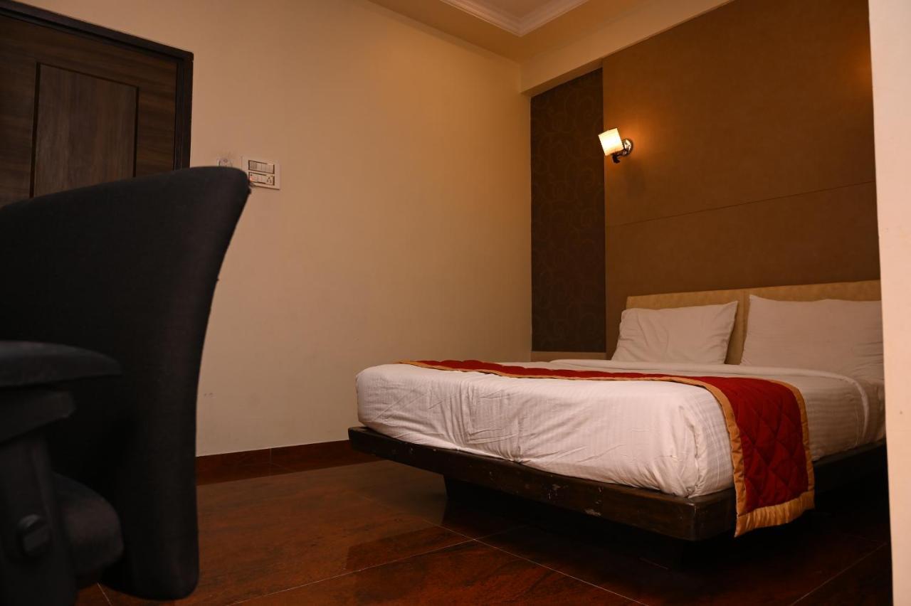 Hotel Center Point Solapur Exterior foto